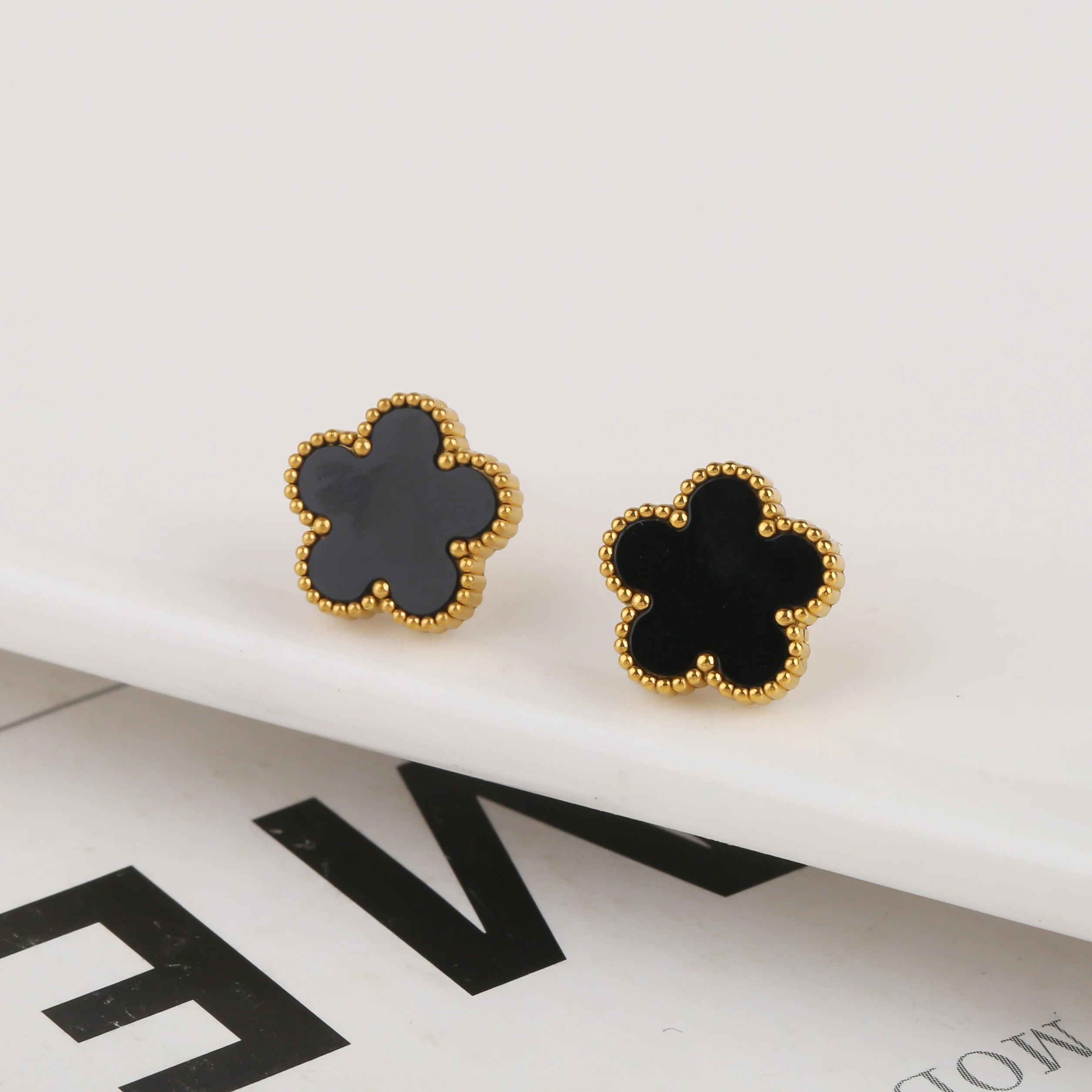 FOUR-LEAF | EAR STUD BLACK